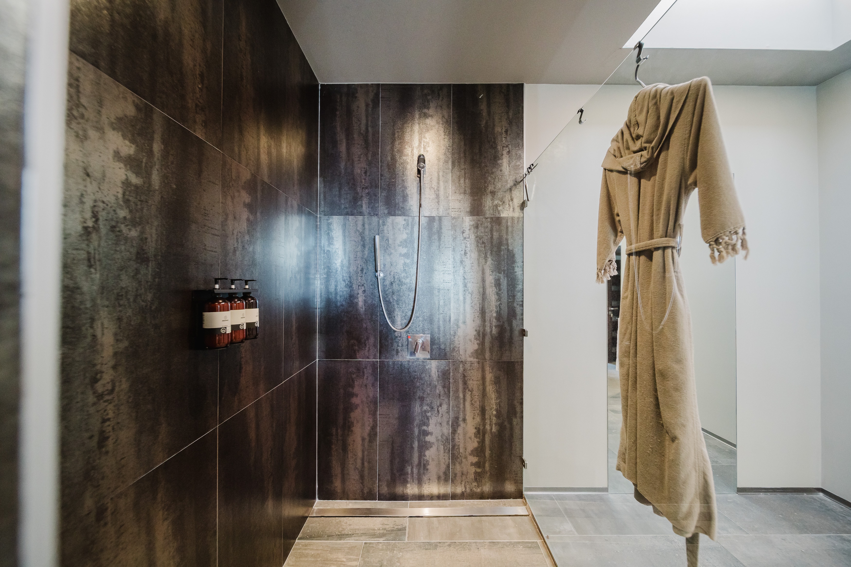 Walk-in shower, oxidized-metal tile