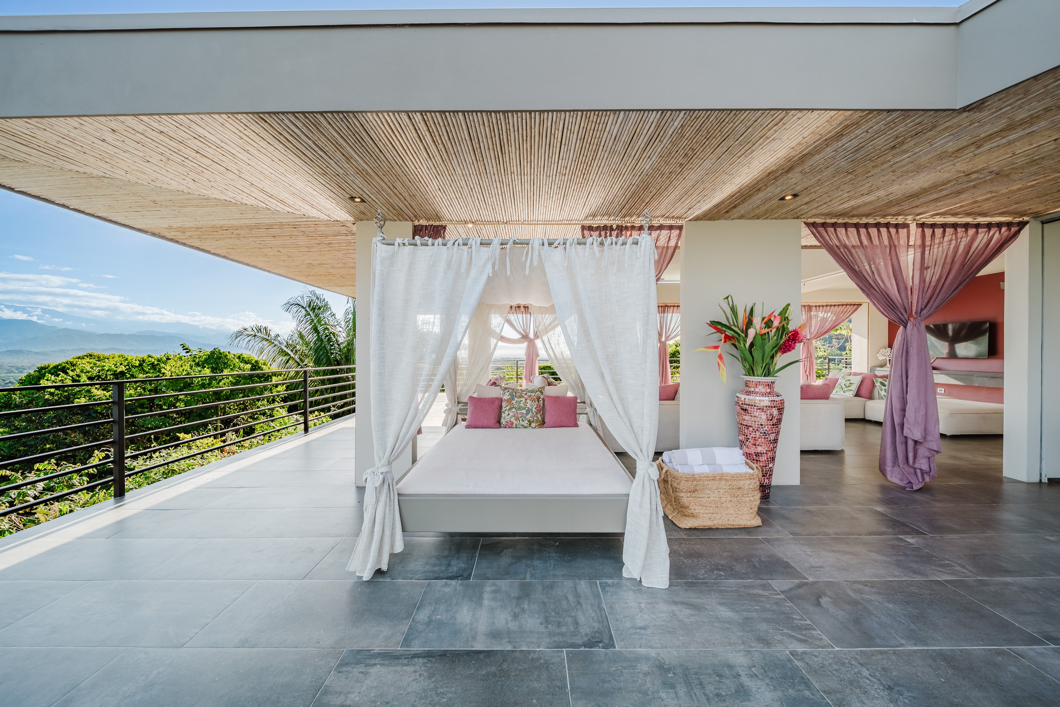 The lounge daybed